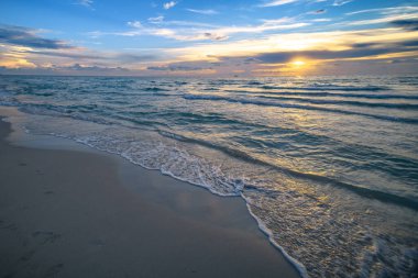 Deniz batımı. Okyanus sahili dalgaları arka plan. Sahilde deniz batımı. Gün batımlı sahil. Akşamları deniz manzarası. Deniz manzaralı günbatımı manzarası