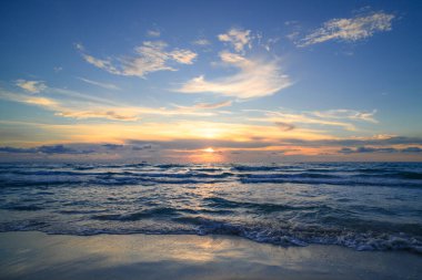 Gökyüzü ile deniz dalgaları. Okyanus ve gökyüzü arkaplanı. Bulutlu gökyüzü ile gün batımı deniz manzarası. Sancak için doğa gökyüzü ve deniz arka planı. Web tasarımı için resim