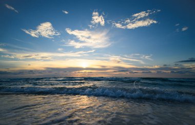 Gökyüzü ile deniz dalgaları. Okyanus ve gökyüzü arkaplanı. Bulutlu gökyüzü ile gün batımı deniz manzarası. Sancak için doğa gökyüzü ve deniz arka planı. Web tasarımı için resim