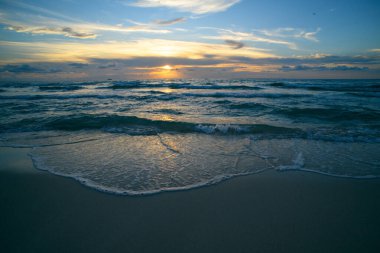 Deniz Burnu. Kumsalda dalgalar. Manzaralı sahil manzarası. Okyanus sahili arka planı. Deniz gündoğumu suyu. Günbatımı ya da gün doğumu Denizde deniz manzarası