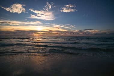 Deniz Burnu. Kumsalda dalgalar. Manzaralı sahil manzarası. Okyanus sahili arka planı. Deniz gündoğumu suyu. Günbatımı ya da gün doğumu Denizde deniz manzarası