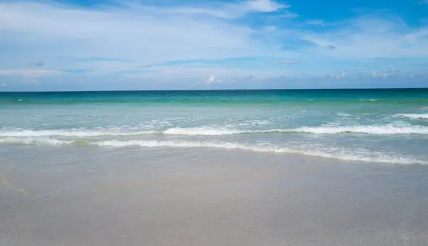 Okyanus dalgaları sıçrıyor. Okyanus dalgaları ve plaj arka planı. Okyanus ya da deniz dalgaları. Gökyüzü ve bulutlar arka plan