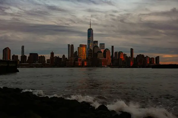 Bir Dünya Ticaret Merkezi. Dünya Ticaret Merkezi Anıtı. Aşağı Manhattan manzaralı. New Jersey 'den görüntü. New York City silueti. Dünya Ticaret Merkezi 'nin New York silueti
