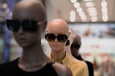 Şık kukla. Alışveriş merkezi mi? Manken mankeni. Moda güzeli. Butikte şık bir manken var. Moda tarzı. Sezon satışları. Moda ve Tarz. Kadın kıyafeti, alışveriş konsepti. Aptal alışveriş merkezinde.