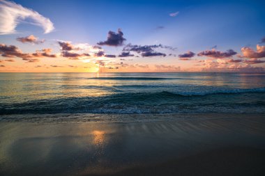 Günbatımı arka planı. Gökyüzü bulutları arka plan olarak suya yansıyan deniz. Okyanus suyu. Sakin bir duvar kağıdı arka planı. Okyanus arkaplanı