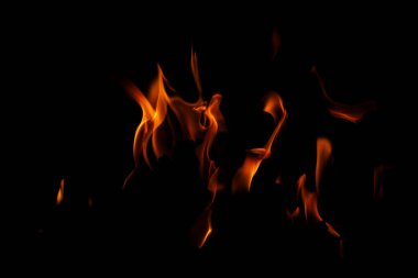 Ateşin dokusu siyah arkaplanda. Soyut yangın arka planı. Büyük yanan ateş. Ateş alev dokusu arkaplanını yak