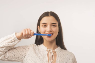 Diş sorunları önleme. Diş hijyeni. Diş aletleri. Diş sağlığı kliniği. Stomatoloji. Düz beyaz dişler. Diş fırçalamak. Diş fırçası