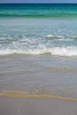 Okyanus dalgaları sıçrıyor. Okyanus dalgaları ve plaj arka planı. Okyanus ya da deniz dalgaları. Gökyüzü ve bulutlar arka plan. Dalga dokusu