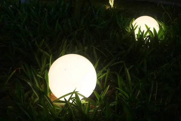 Kentsel alanlarda bulunan ve birçok insan için toplanma merkezi olan eğlence parkları için dekoratif ışıklar