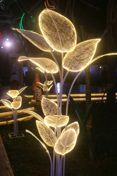 Kentsel alanlarda bulunan ve birçok insan için toplanma merkezi olan eğlence parkları için dekoratif ışıklar