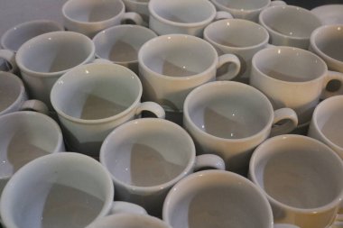 Bir sürü beyaz ve siyah çay fincanı.