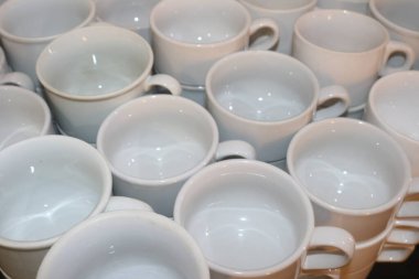 Bir sürü beyaz tabağı olan boş seramik kaseler..