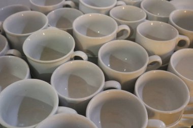 Boş kahve fincanları masanın üzerinde.