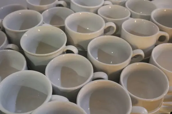 Boş kahve fincanları masanın üzerinde.