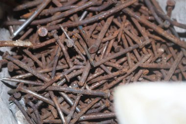 Ahşap masada paslı çiviler