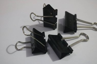 beyaz arkaplanda siyah klip