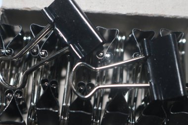 Beyaz arka planda metal vidalar