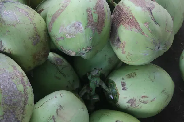 Sokak yemeklerinde pişirmek için yeşil hindistan cevizi