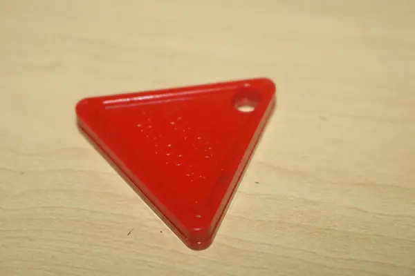 Beyaz arkaplanda plastik üçgen