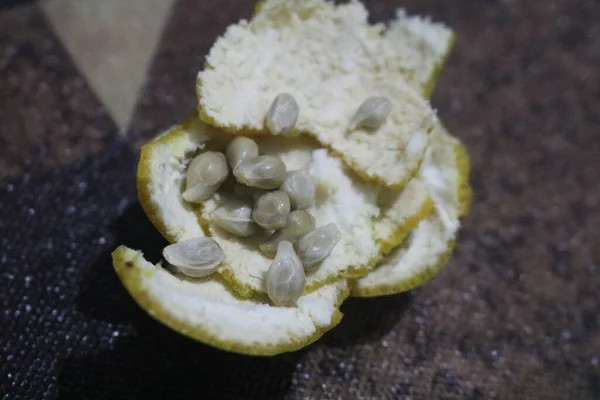 Olgun bir ananasa yakın.