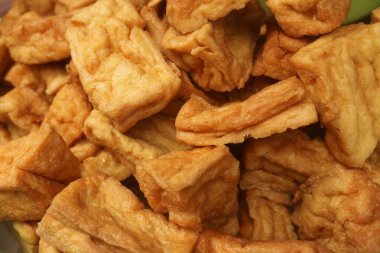 Soslu ve sebzeli kızarmış tavuk.