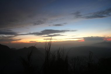 Dağın üstünde güzel bir gün batımı