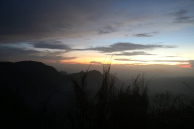 Dağın üstünde güzel bir gün batımı