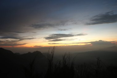 Dağlarda güzel bir gün batımı