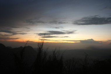 Dağların ardında güzel bir gün batımı