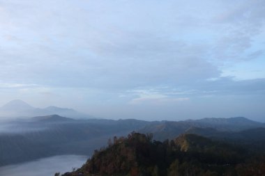 Sabahları dağların güzel manzarası