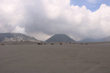 Dağların ve gökyüzünün manzarası