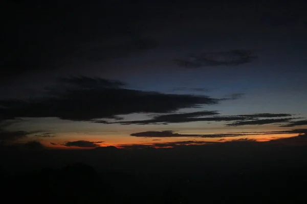 Dağın üstünde güzel bir gün batımı