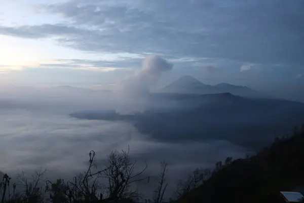 Sabah sisli dağlara bakıyorum.