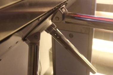 Modern iç tasarım. Kapı kolu olan metal bir kapı.