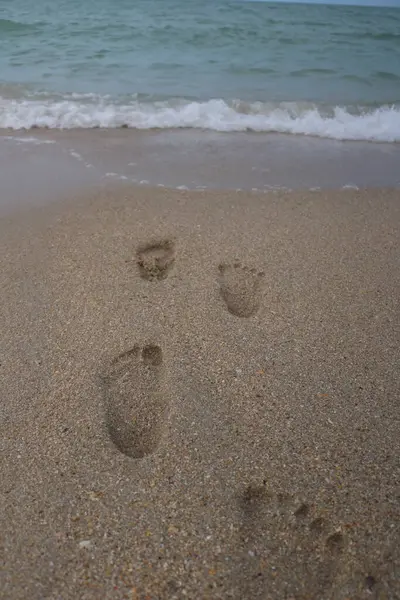 Kumsalın kumlarında ayak izleri