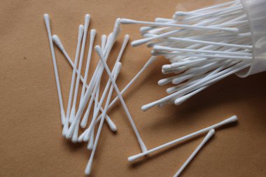 Gri arkaplanda plastik pamuklu çubuklar.