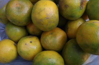 Pazarda taze, sarı mango.