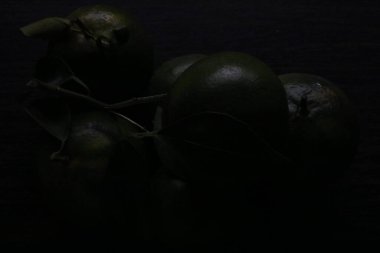 siyah arka plan üzerinde yeşil zeytin