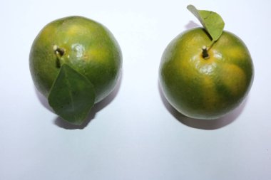 Beyaz arkaplanda izole edilmiş taze yeşil limon.