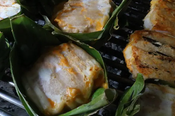 Sarımsaklı yumurta ve domuz eti.