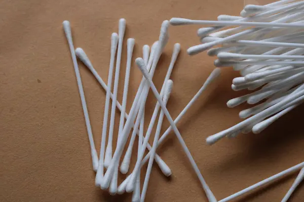 Siyah arka plan üzerine beyaz pamuk temizleme bezi