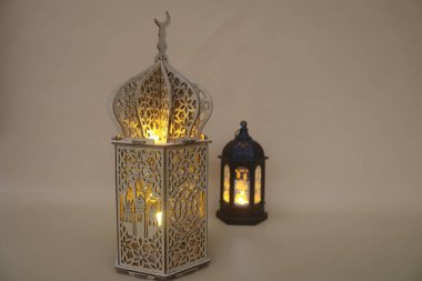 Sevgi ve şefkat göstergesi olarak kalp sembolü. İslami bayramları kutlayan süslemeli İslami fener ve üzerine yazılabilecek bir geçmişe sahip Ramazan Kareem.