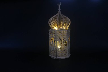 Sevgi ve şefkat göstergesi olarak kalp sembolü. İslami bayramları kutlayan süslemeli İslami fener ve üzerine yazılabilecek bir geçmişe sahip Ramazan Kareem.