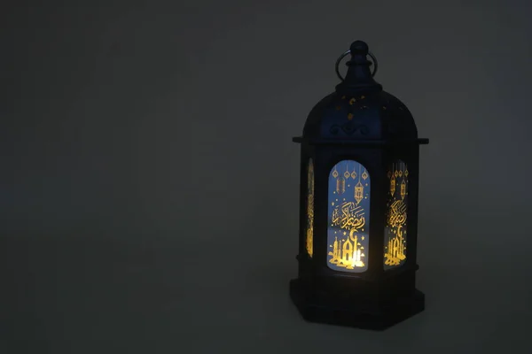 Sevgi ve şefkat göstergesi olarak kalp sembolü. İslami bayramları kutlayan süslemeli İslami fener ve üzerine yazılabilecek bir geçmişe sahip Ramazan Kareem.