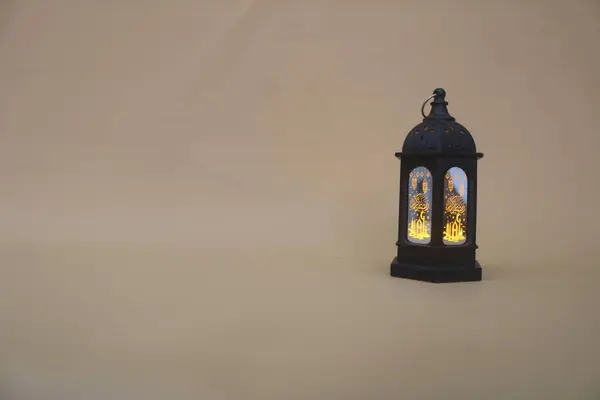 Sevgi ve şefkat göstergesi olarak kalp sembolü. İslami bayramları kutlayan süslemeli İslami fener ve üzerine yazılabilecek bir geçmişe sahip Ramazan Kareem.