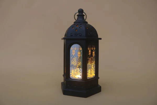 Sevgi ve şefkat göstergesi olarak kalp sembolü. İslami bayramları kutlayan süslemeli İslami fener ve üzerine yazılabilecek bir geçmişe sahip Ramazan Kareem.