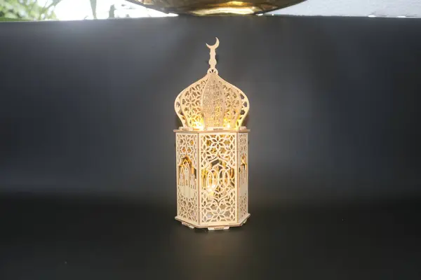 Sevgi ve şefkat göstergesi olarak kalp sembolü. İslami bayramları kutlayan süslemeli İslami fener ve üzerine yazılabilecek bir geçmişe sahip Ramazan Kareem.