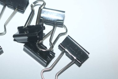 Masanın üstünde bir sürü klasör var.