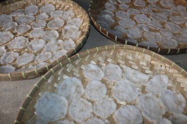 İçinde pamuk olan bir sepet.