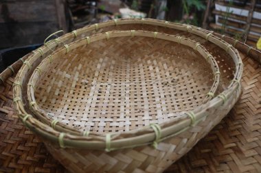 İçinde muz olan bir sepet.